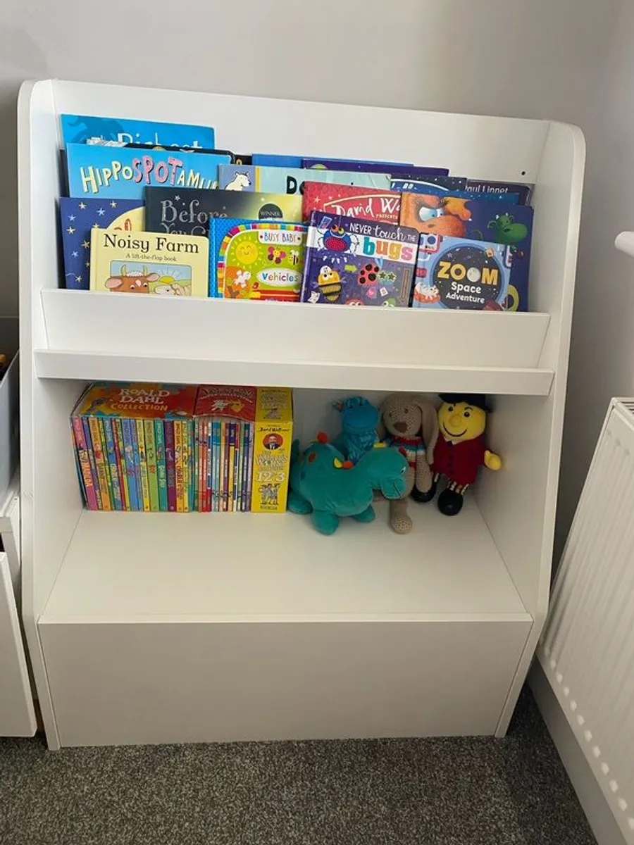 Children's book shelf - Image 1