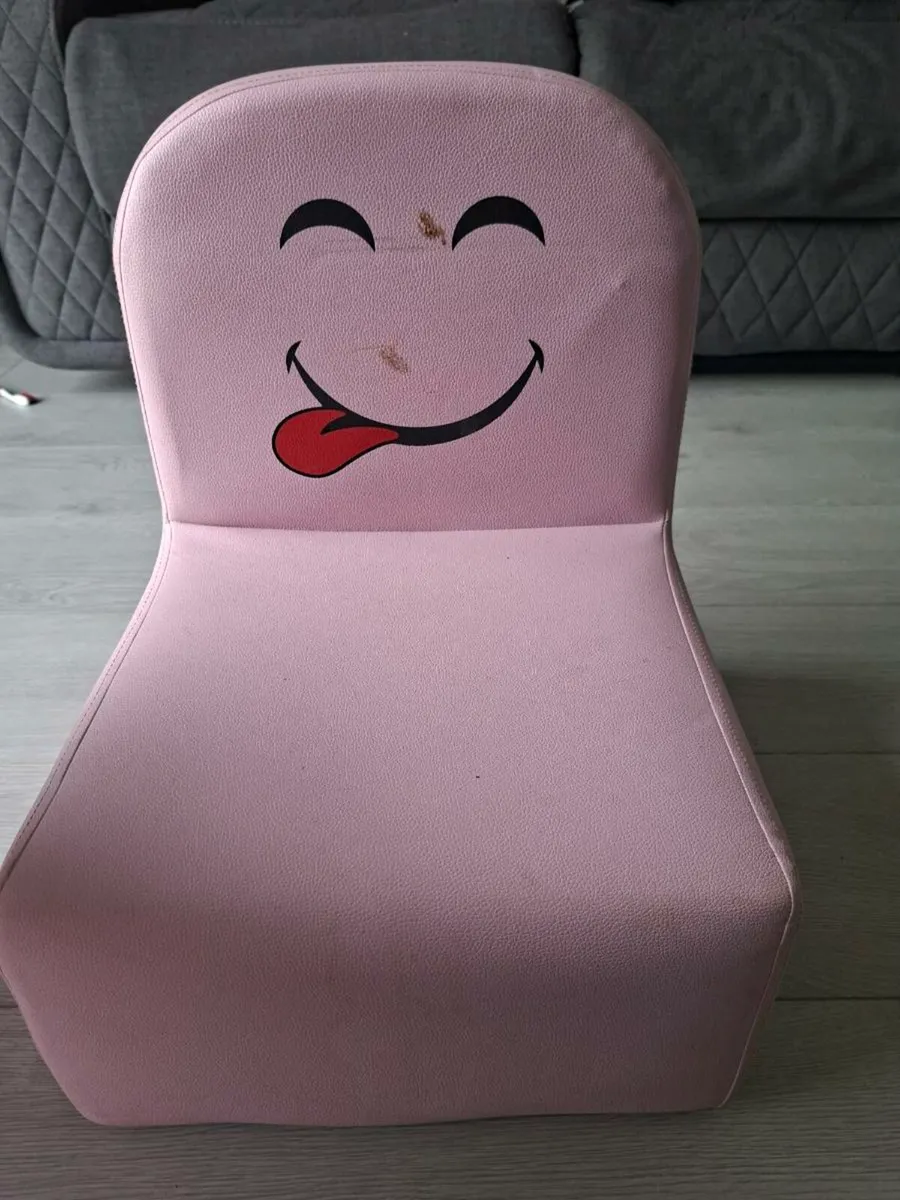 Toddlers table and chair - Image 1