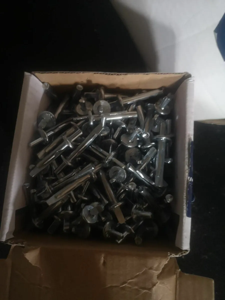 Steel wedge nails - Image 1