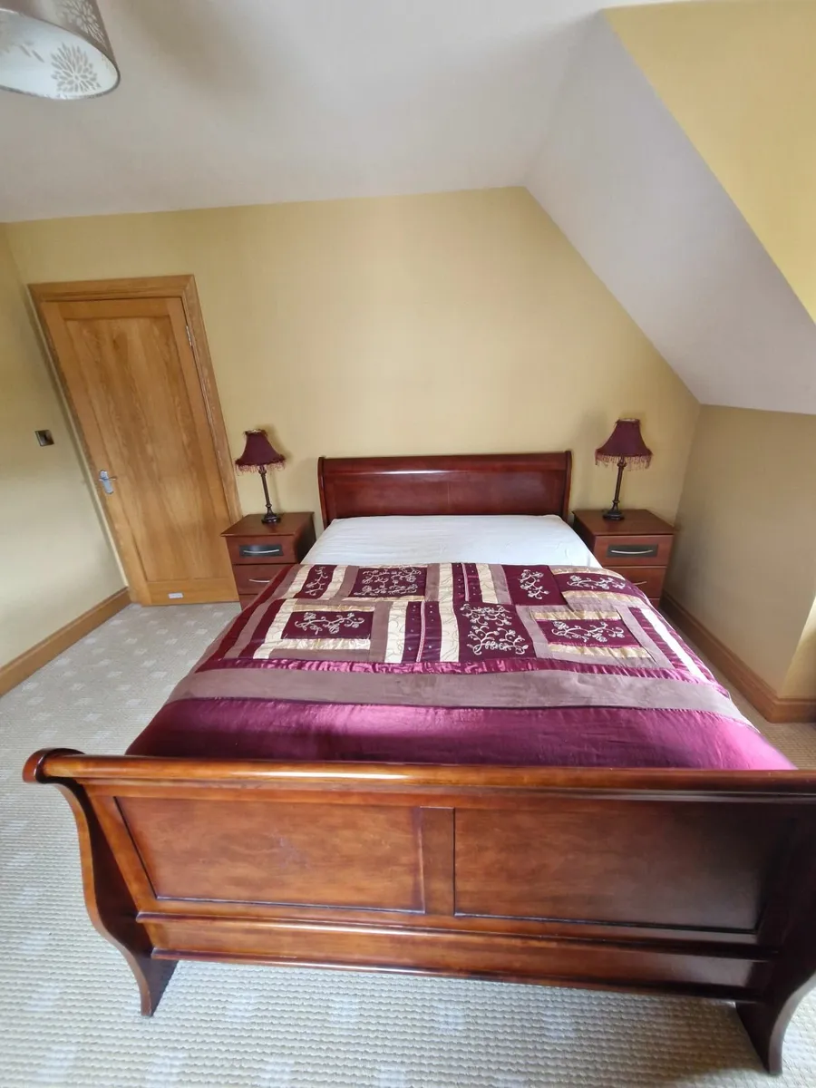 Walnut bedroom furniture set - Image 2
