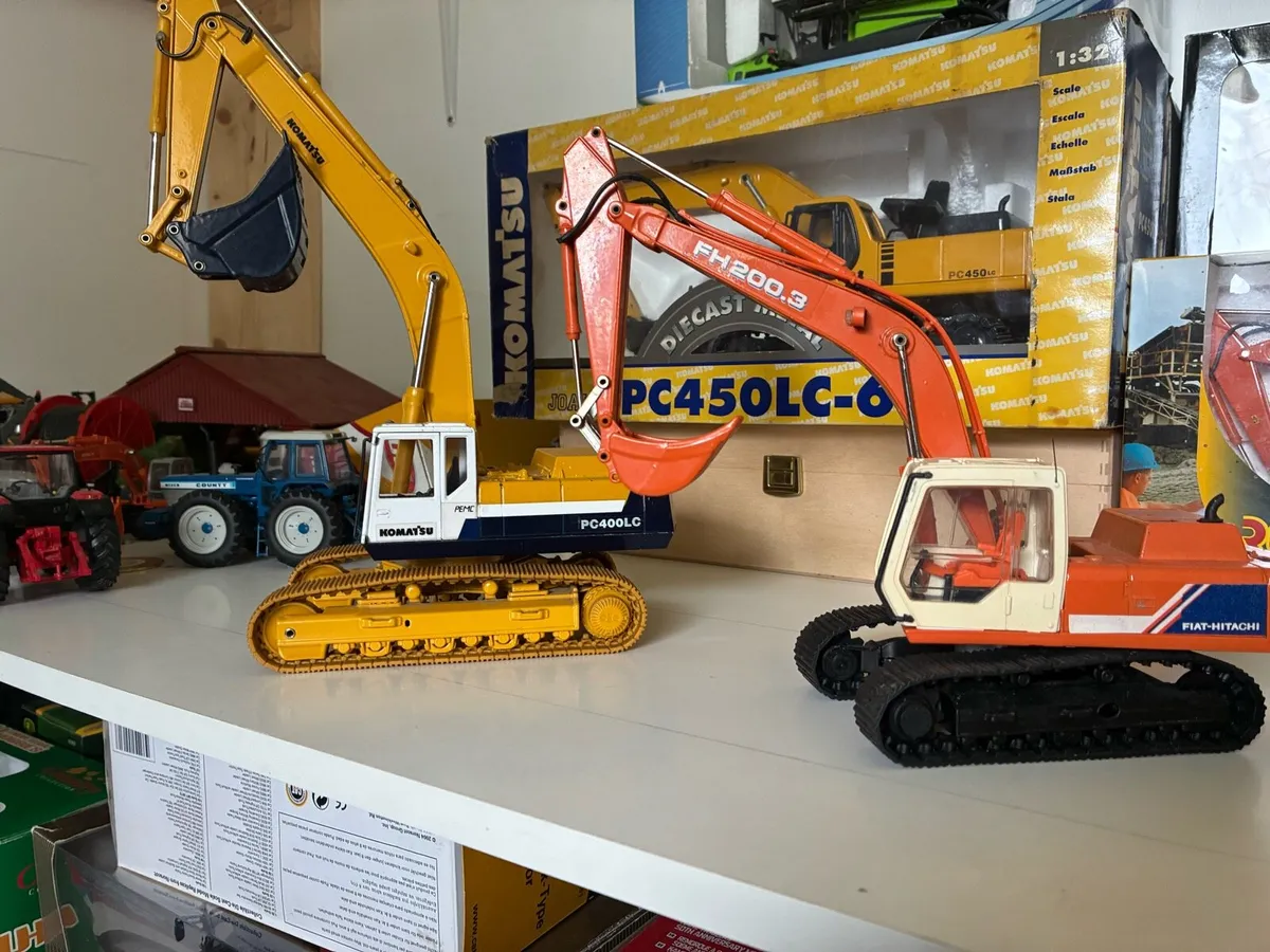 1:32 scale excavators - Image 1