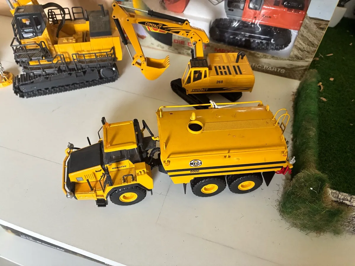1:32 scale excavators - Image 3