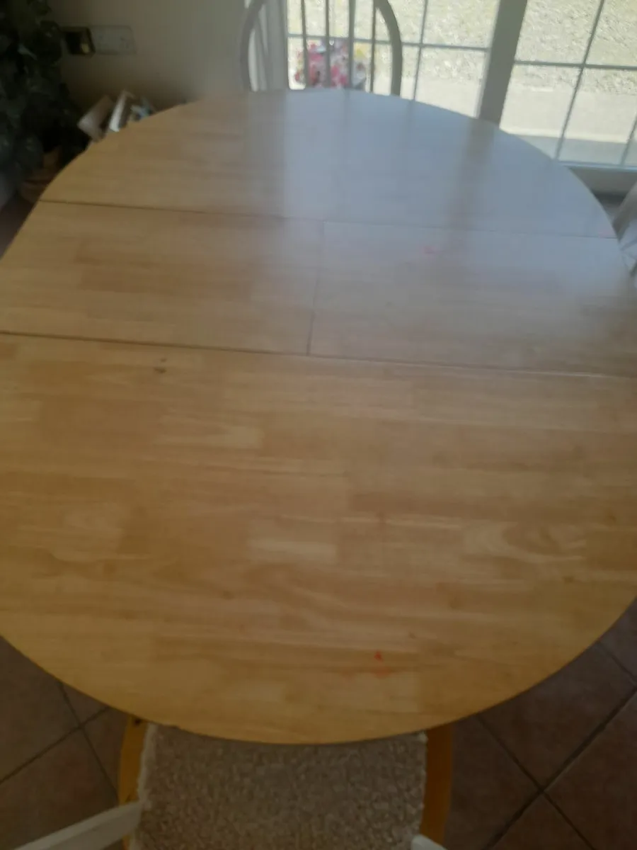 Kitchen table and chairs - Image 1