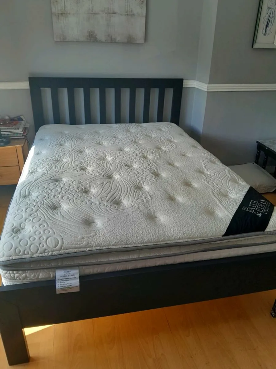 4' 6'' Timber-framed bed - Image 1