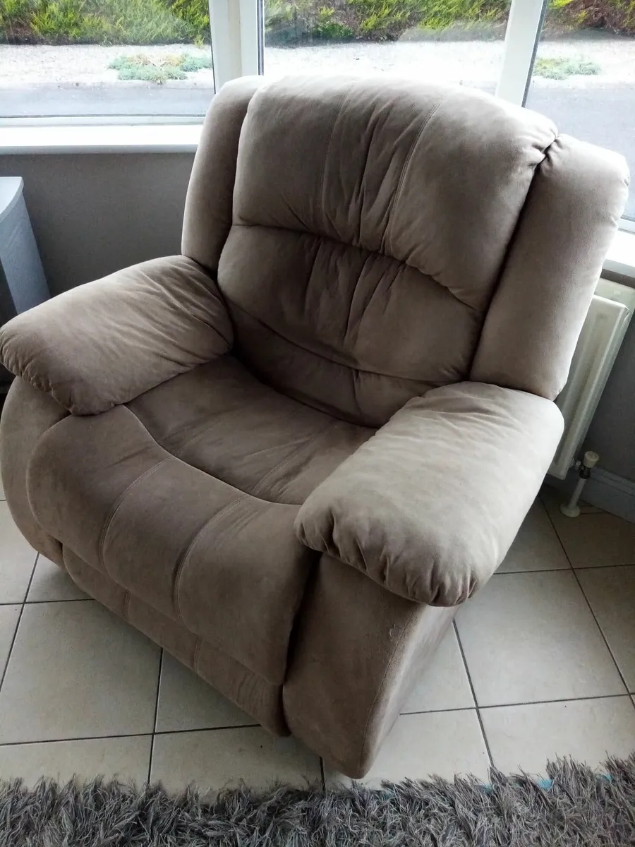 311 recliners couch and two armchairs - Image 2