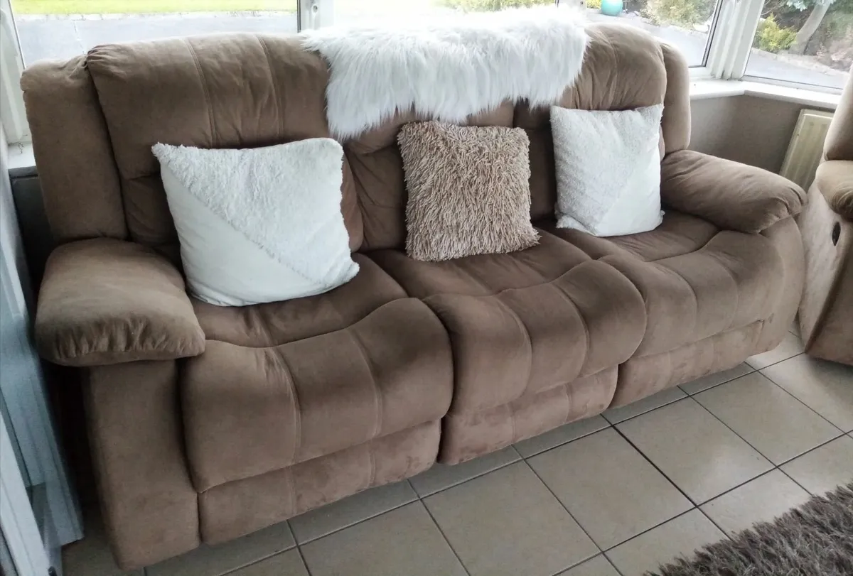311 recliners couch and two armchairs - Image 1