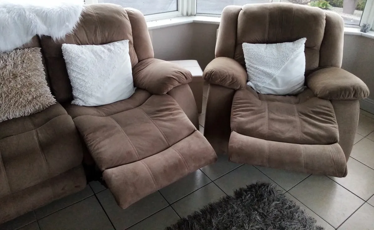 311 recliners couch and two armchairs - Image 3
