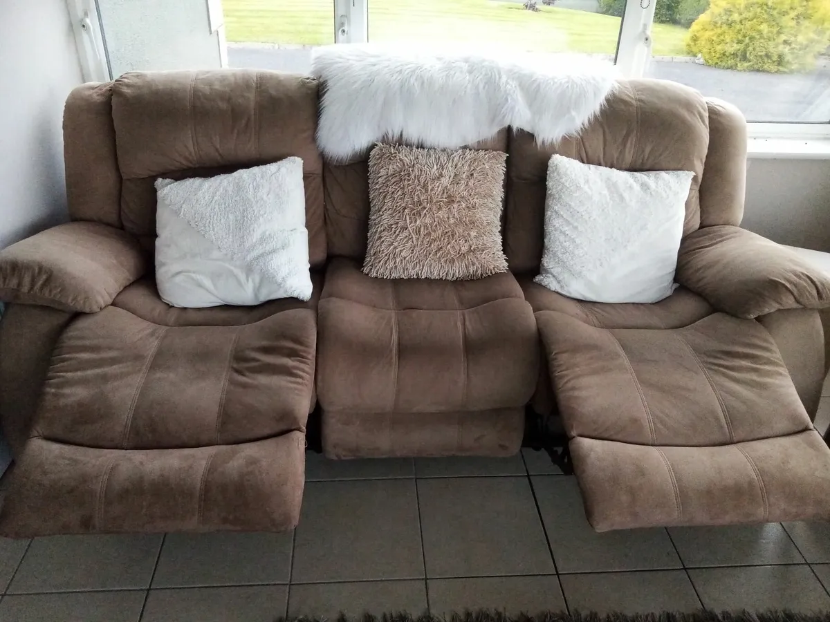 311 recliners couch and two armchairs - Image 4