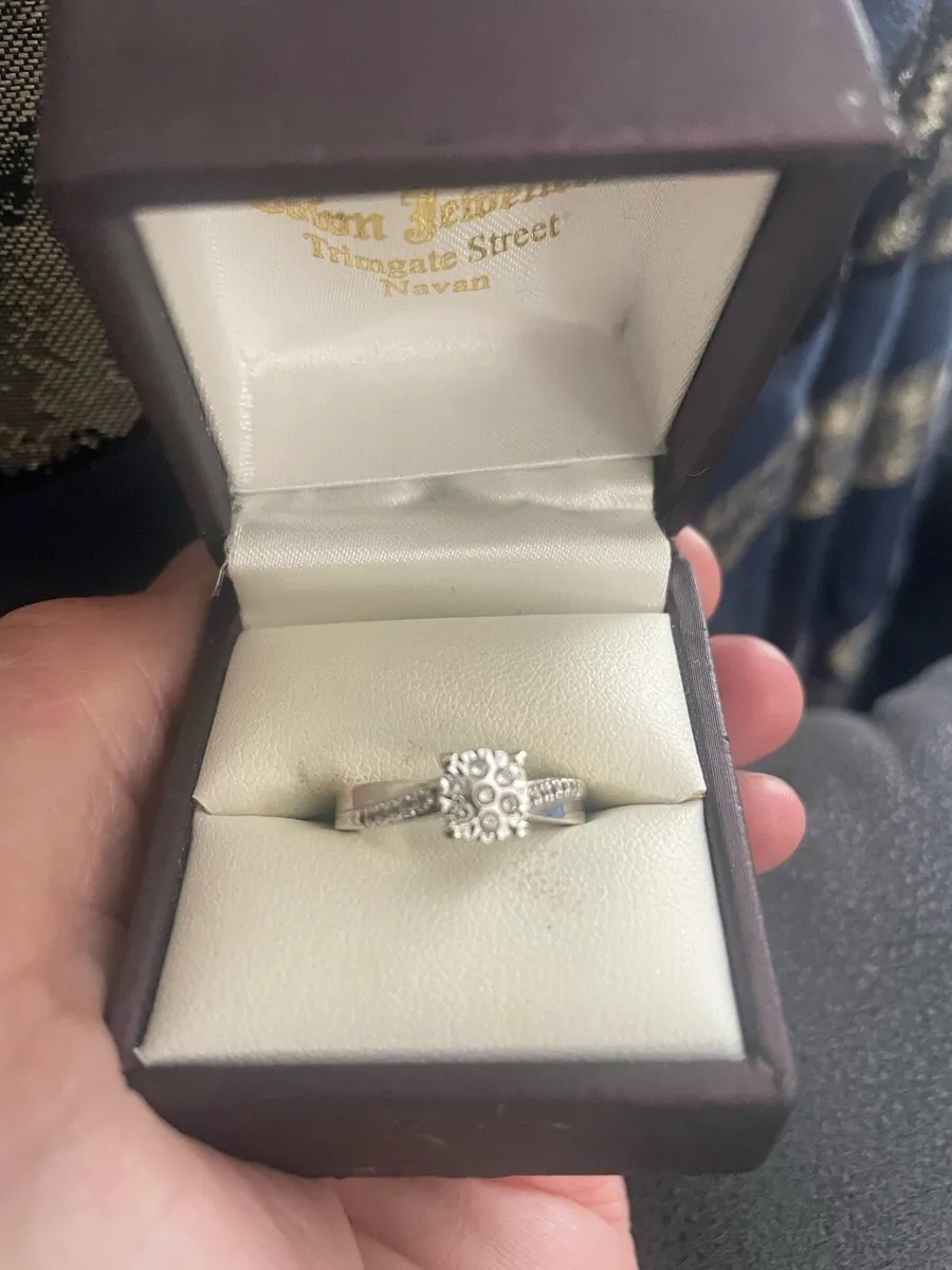 White gold ring 9 karat