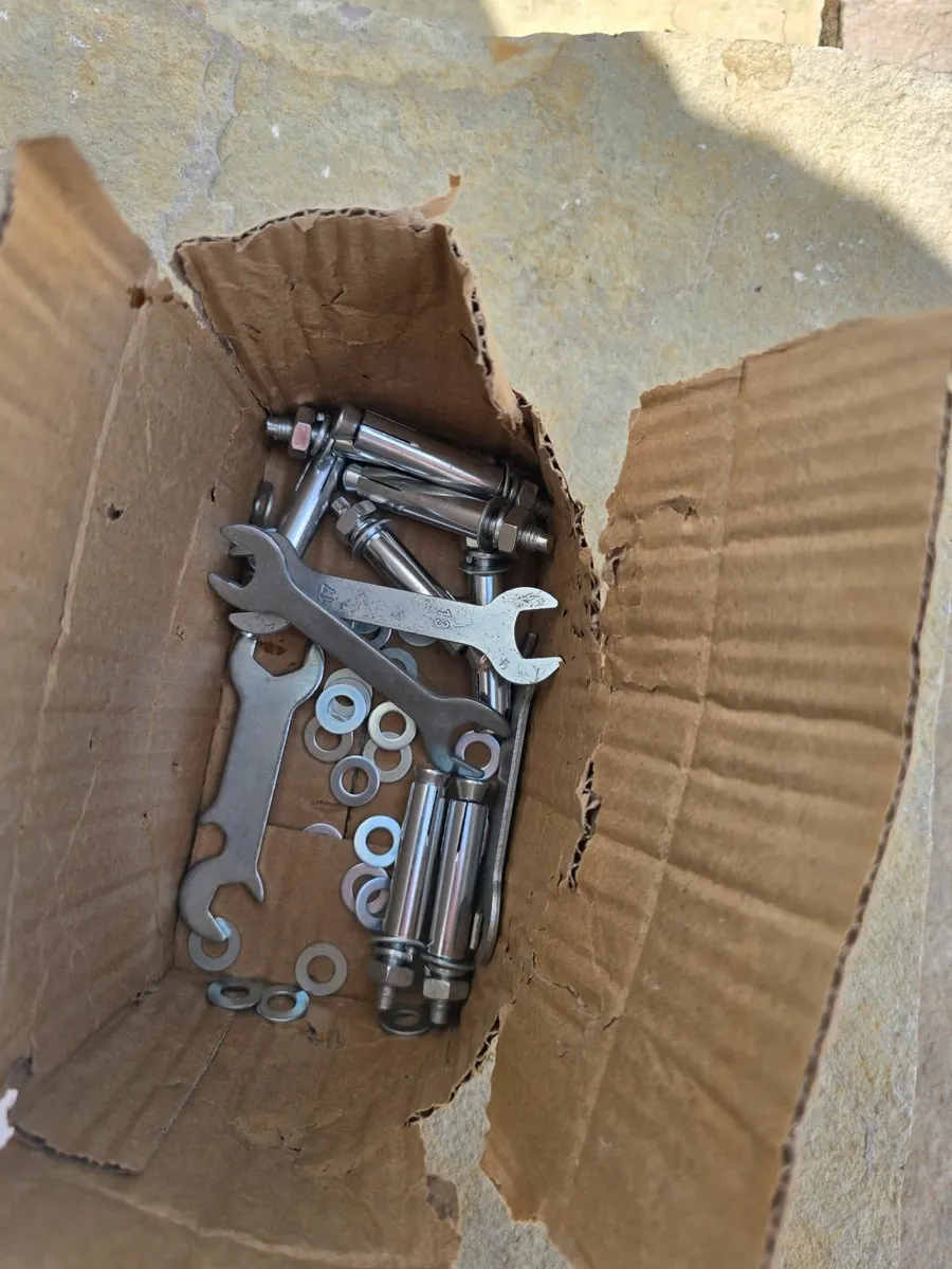 Wall mounted Pull up bar (never used) - Image 2