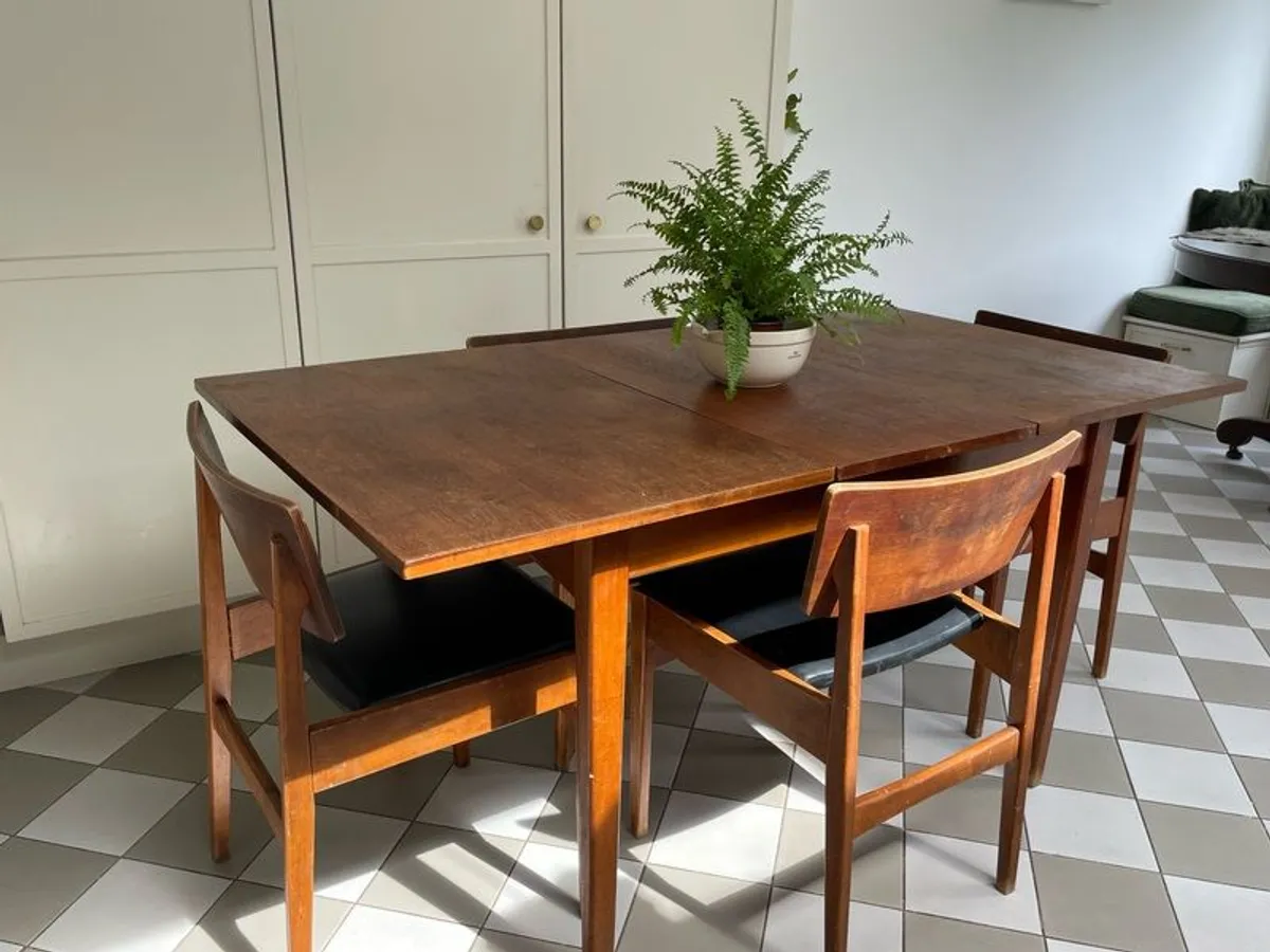 Mid century Retro Extendable Dining Table - Image 1