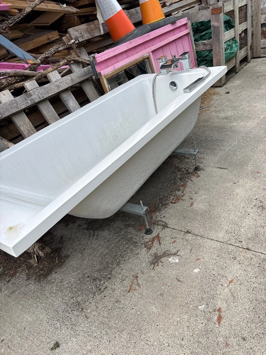 Sinks and bath - Image 2