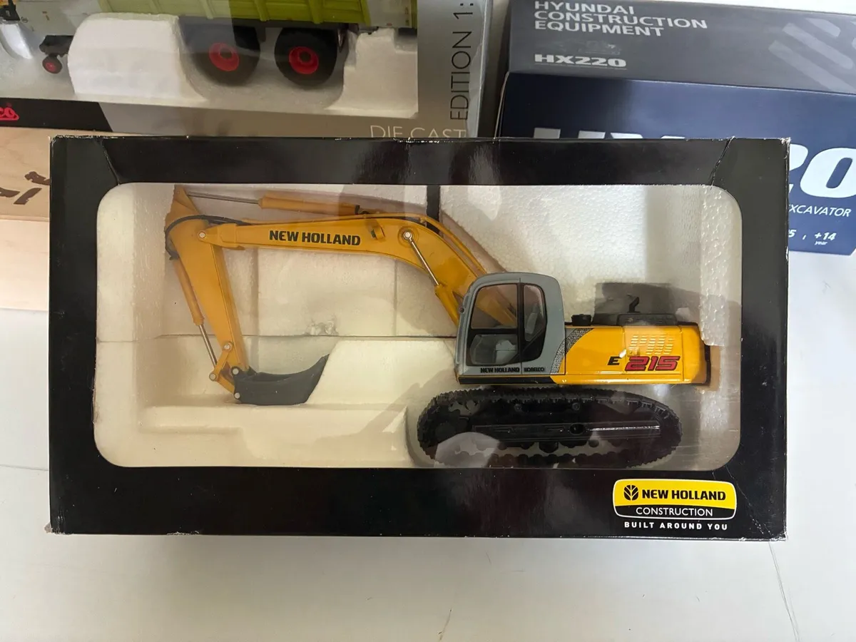 1:32 scale excavators - Image 1