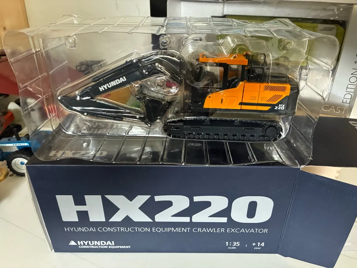 1:32 scale excavators - Image 3