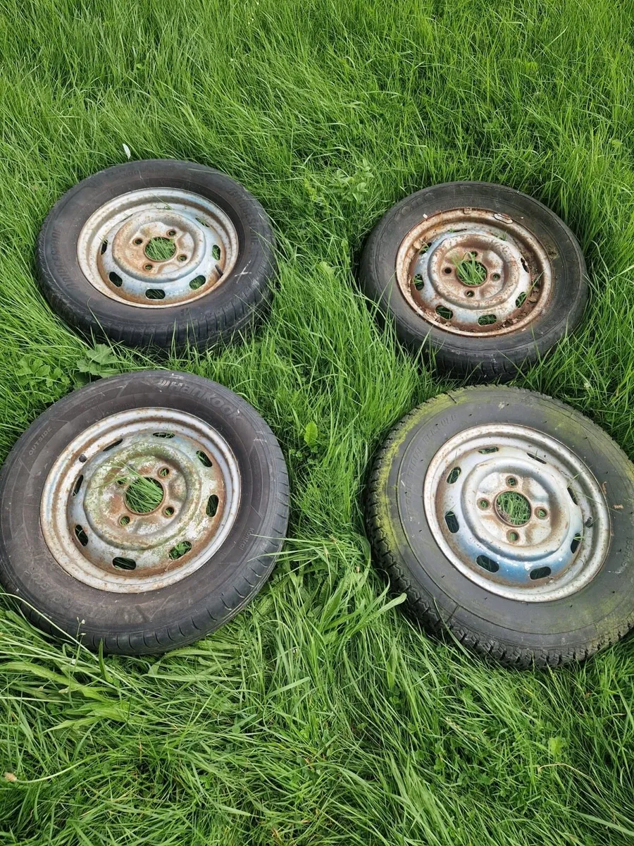 4 vintage VW wheels and hubs - Image 1