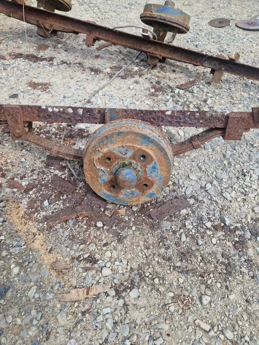 4 vintage VW wheels and hubs - Image 2