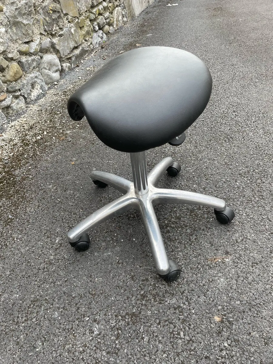 Ergonomic dentist stool