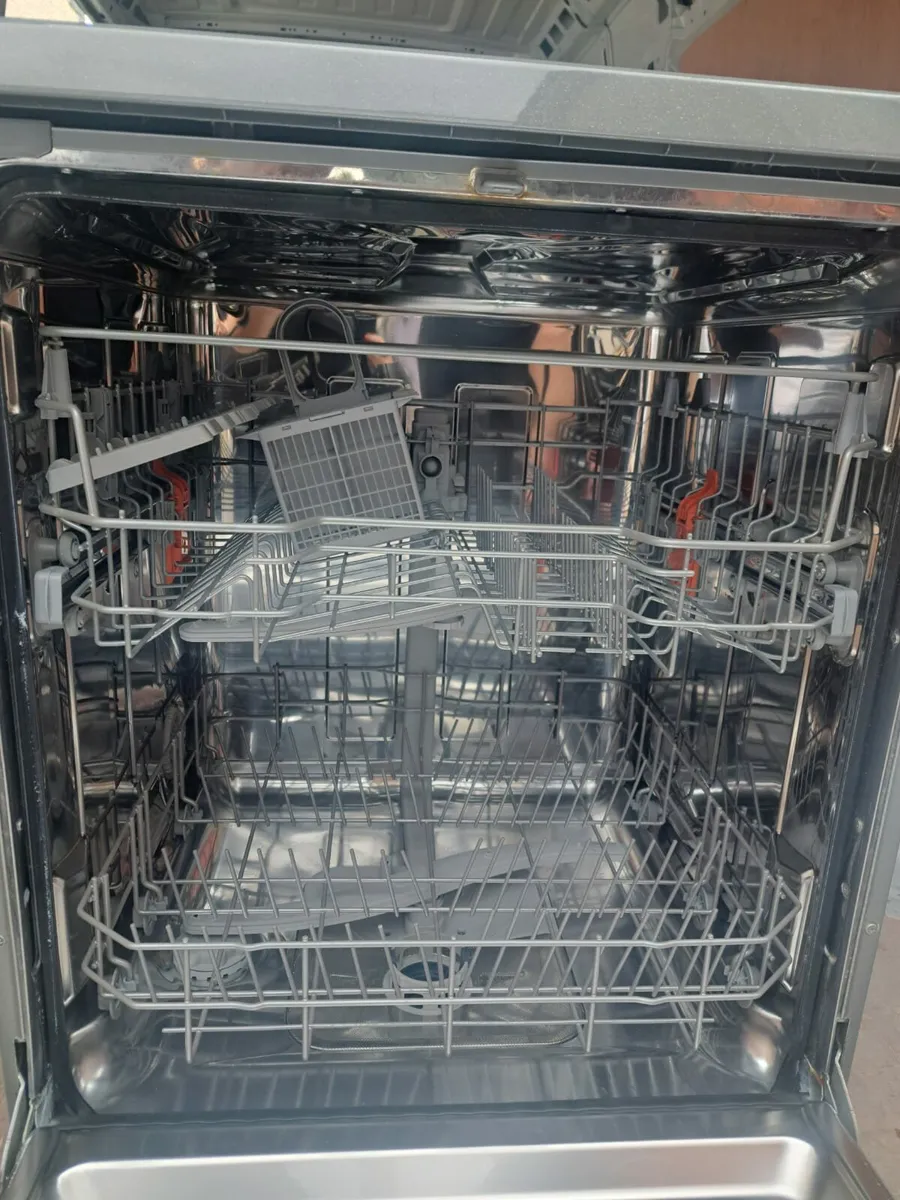 Hotpoint Dishwasher - Image 3