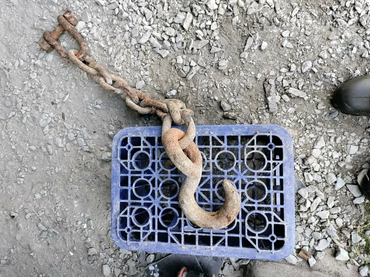 Heavy duty lifting chain with large hook - Image 1