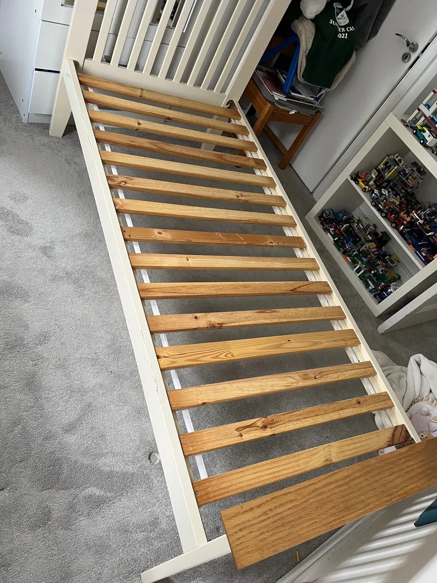 Single bed with headboard - Image 1