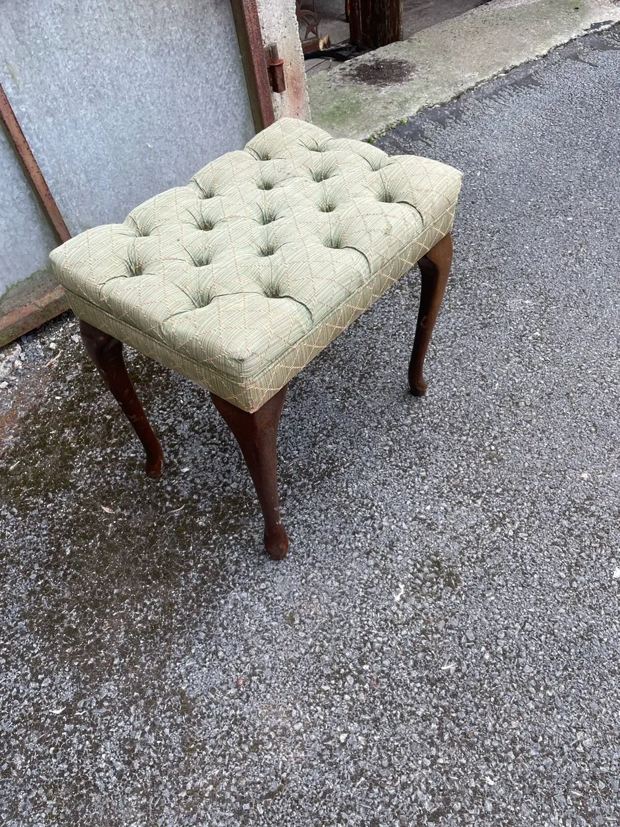 Button top Queen Anne leg Dressing table stool