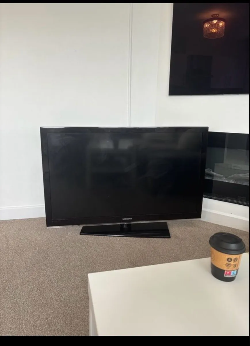 Tv 46 inch - Image 1