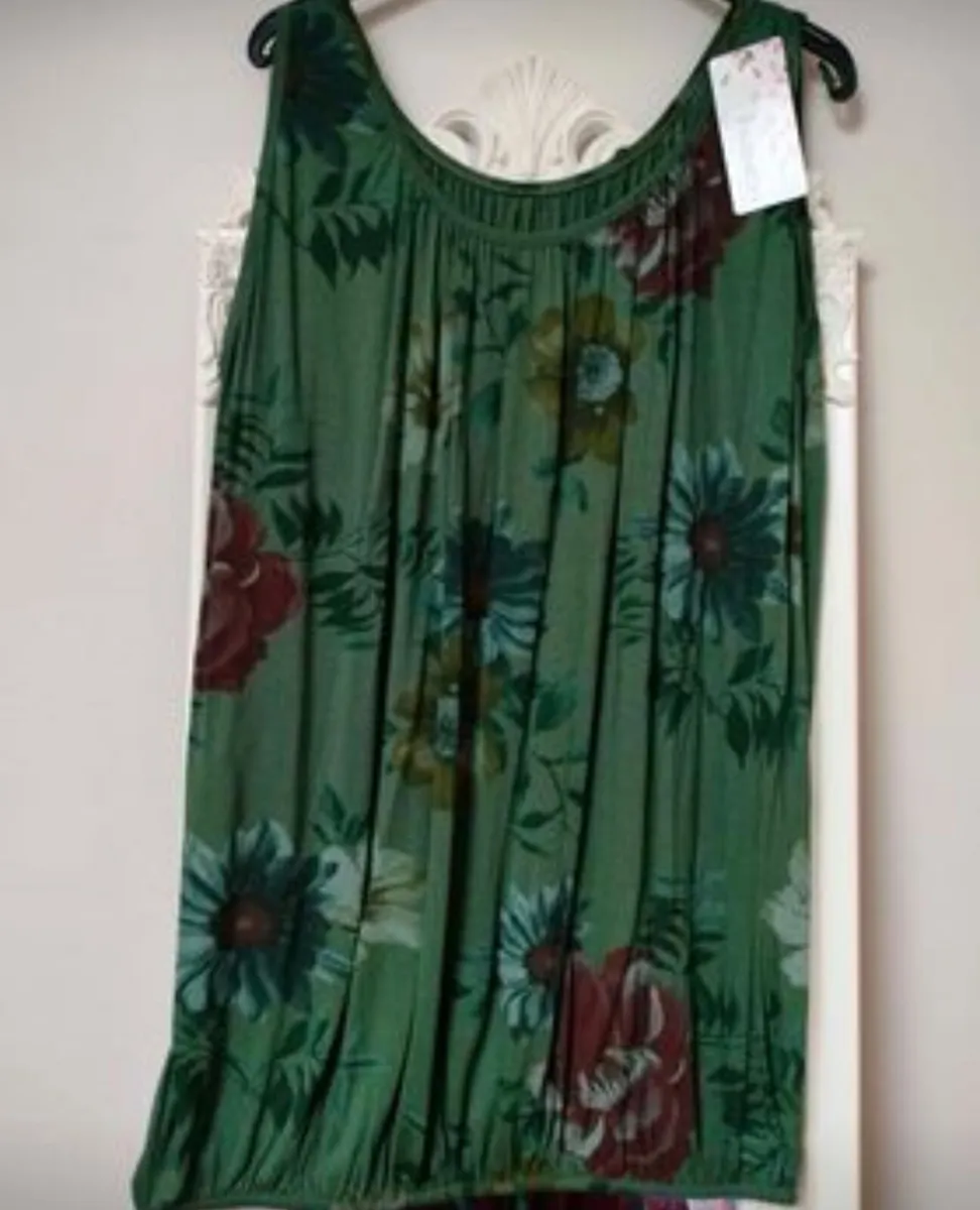 Made I Italy top. New with tag's. Free size. Fits - Image 1