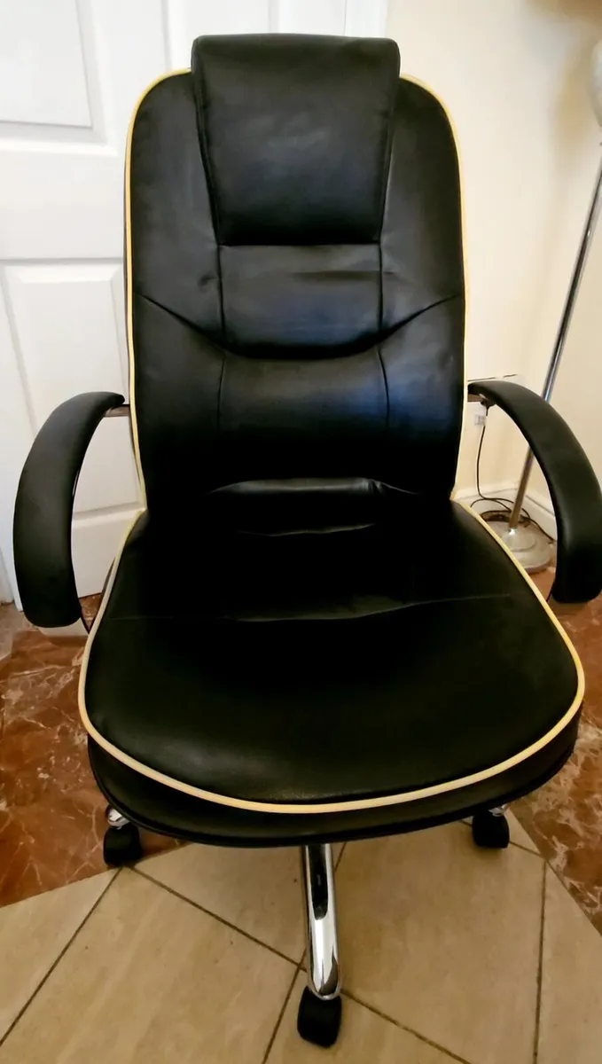 Blck Swivel Office Chair Faux Leather Pick-up only - Image 1