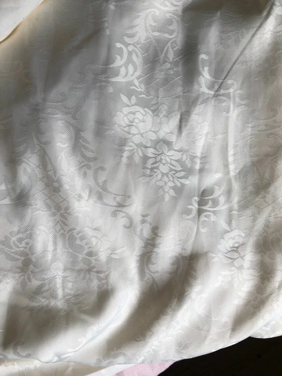 Curtain - Image 2