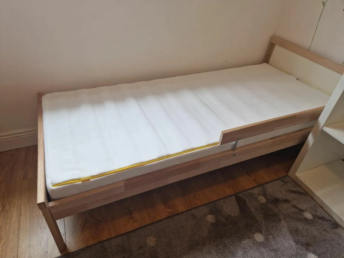 SNIGLAR kids bed and KALLAX shelving unit - Image 3