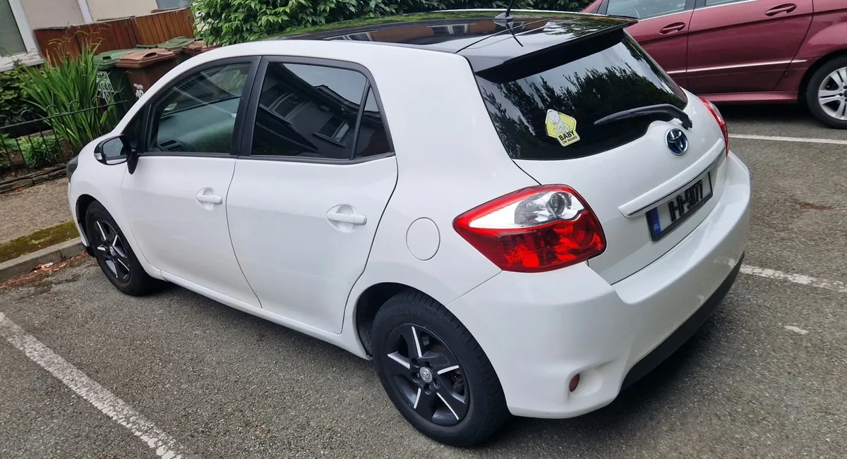 Toyota Auris 2011, 1.8ltr Hybrid, €6450 - Image 1
