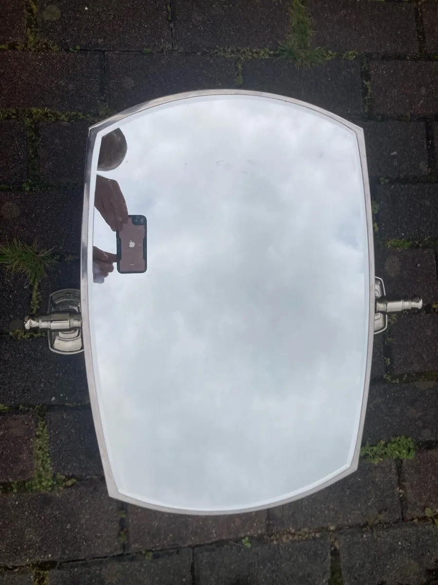 Mirror next cost 100 euros