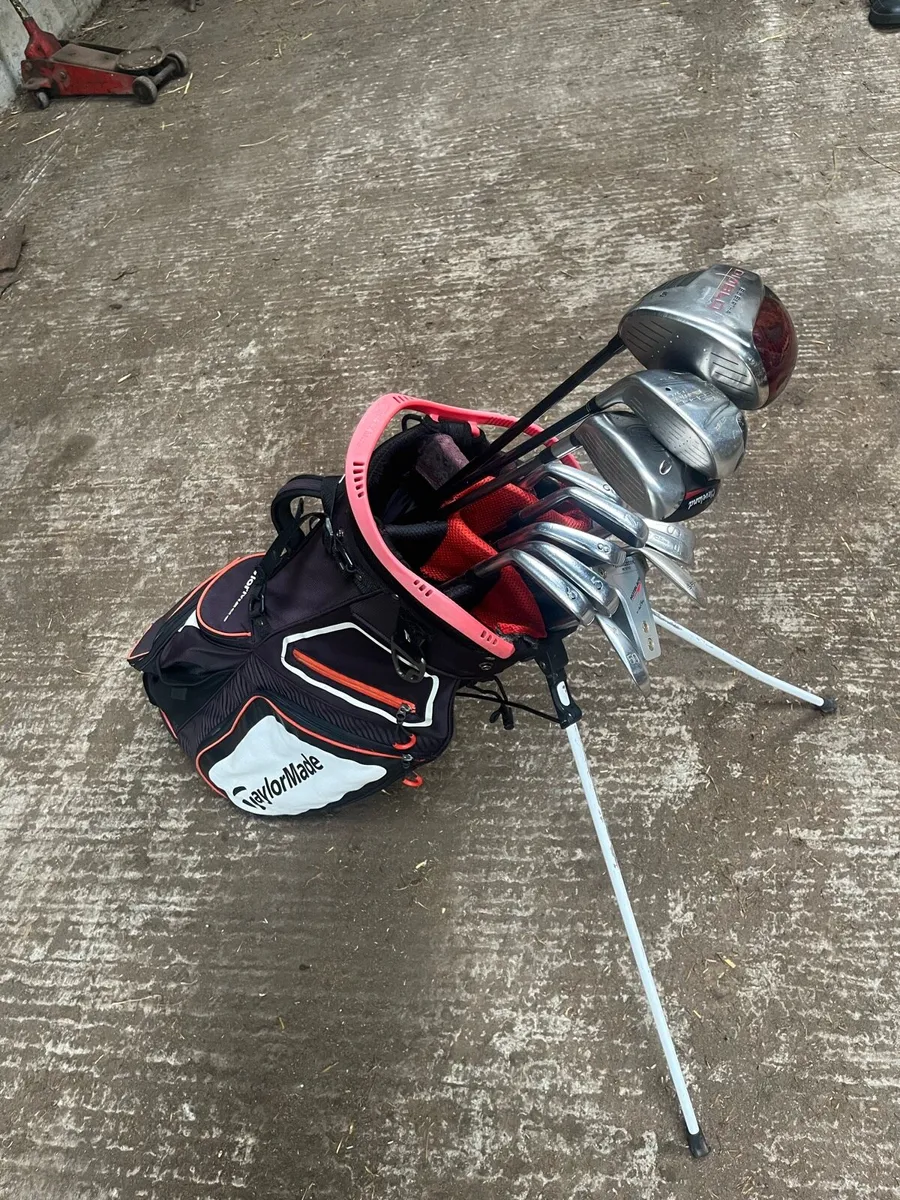 Golf clubs and bag - Image 1