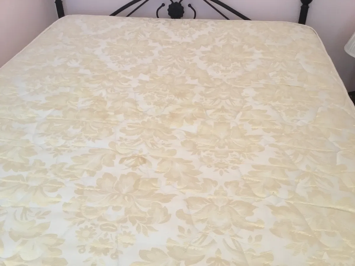 Mattress looks like  new. Double - Image 2