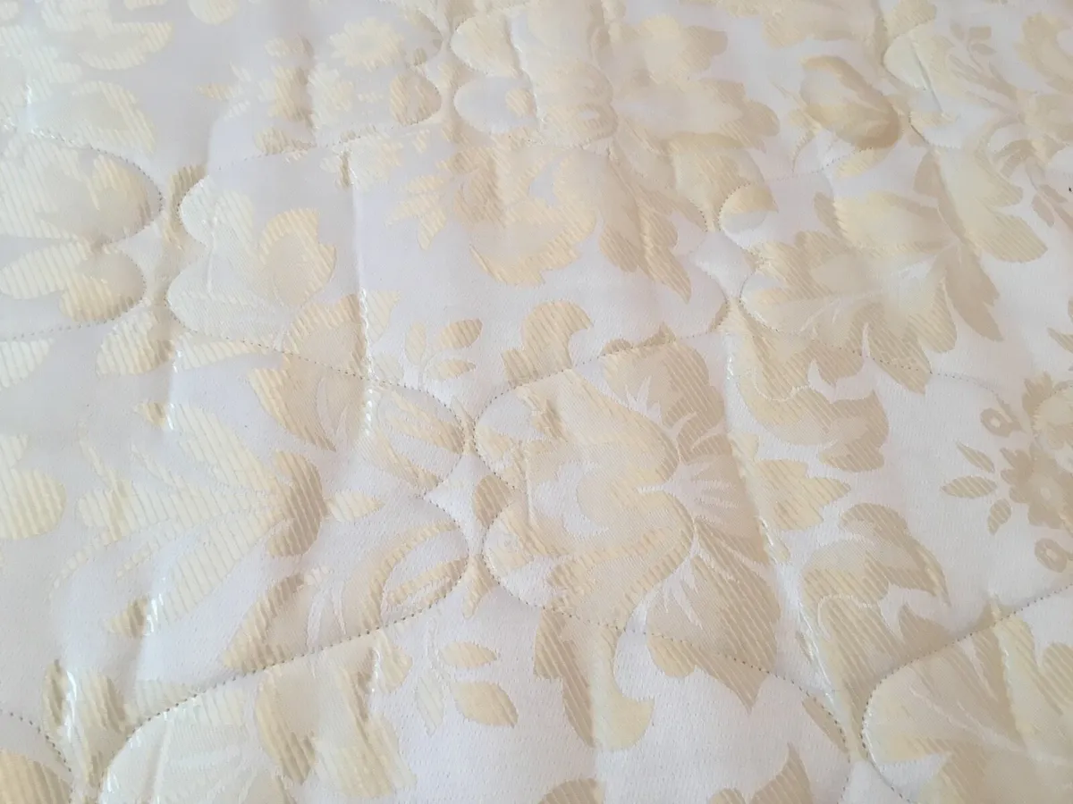 Mattress looks like  new. Double - Image 3