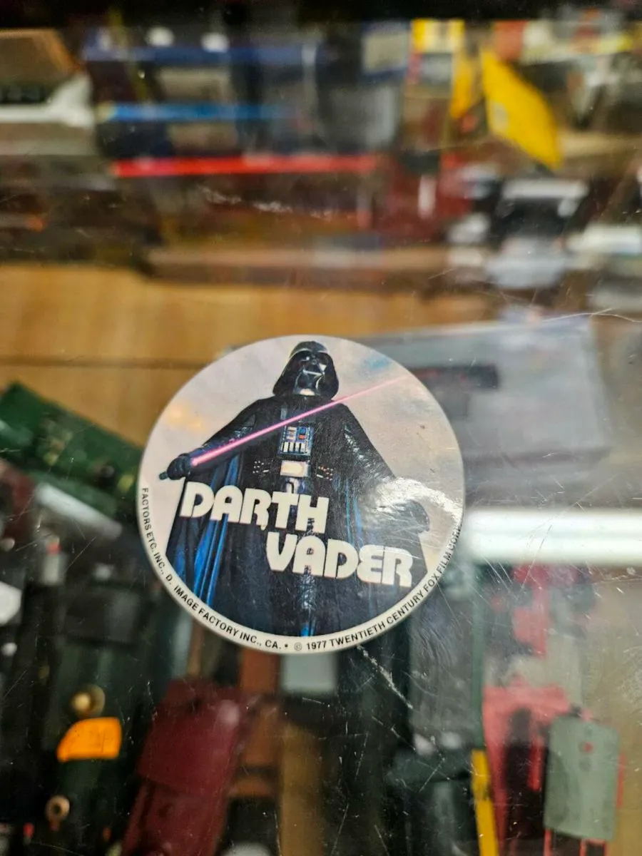 Vintage Star Wars Darth Vader Badge - Image 1