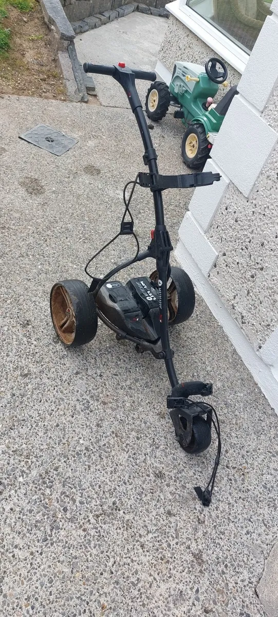 Motocaddy electric caddy cart - Image 3