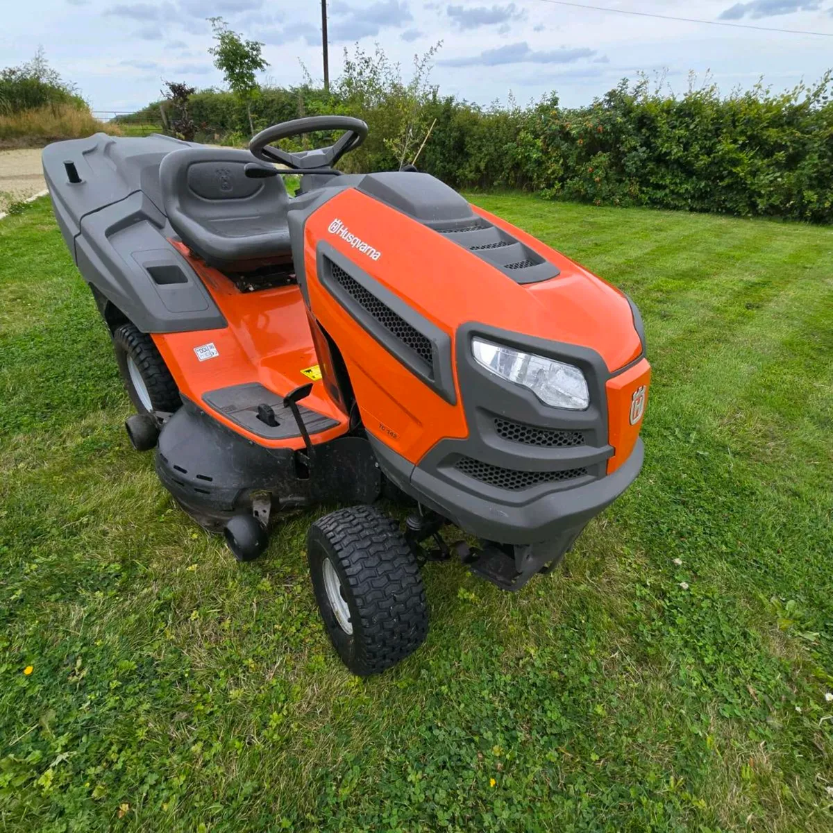 Husqvarna TC142 ride on mower - Image 1