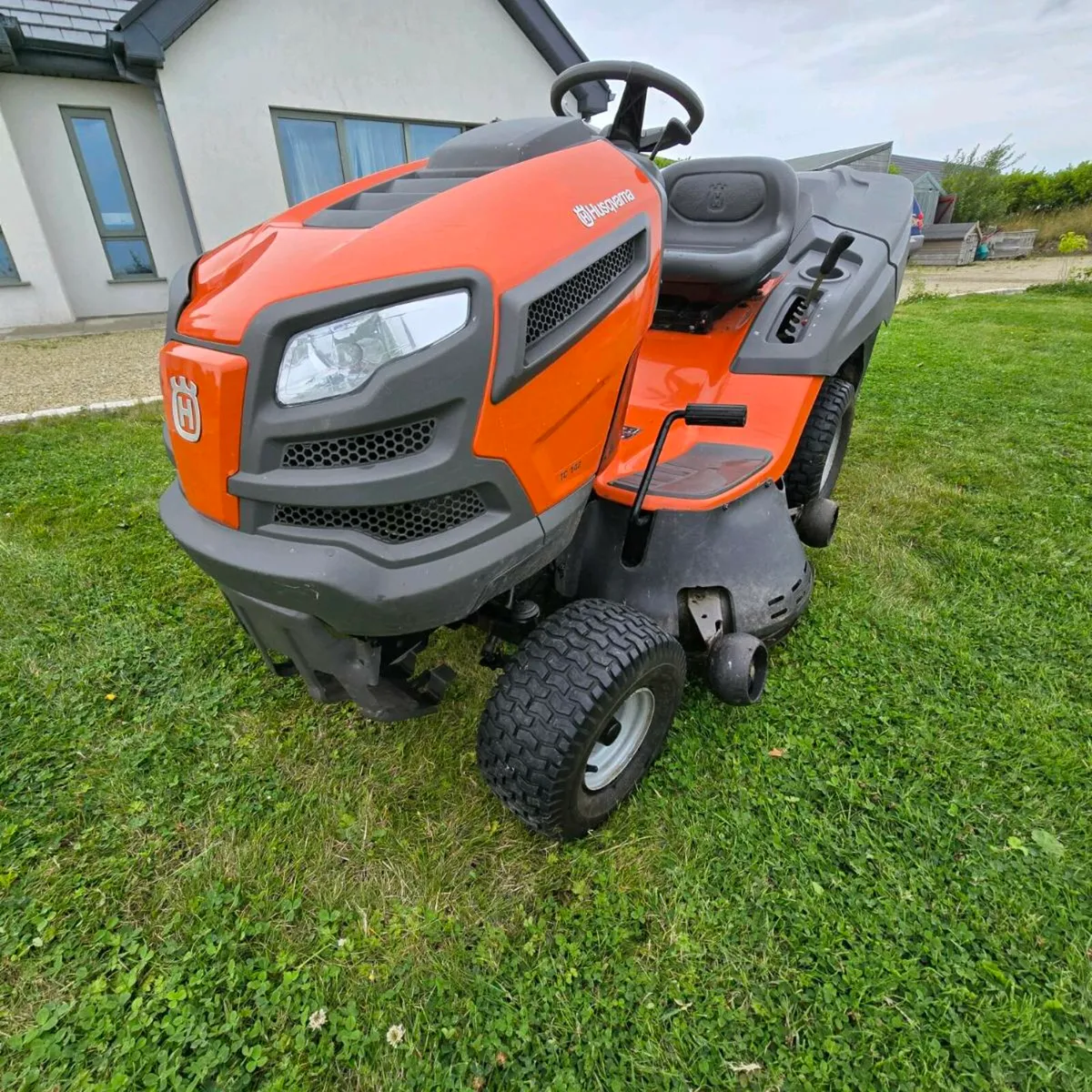 Husqvarna TC142 ride on mower - Image 2