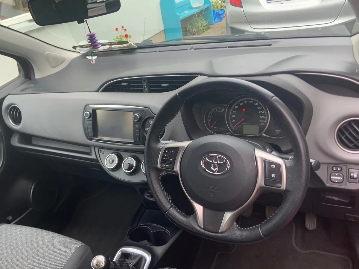 Toyota Yaris 2015 - Image 3