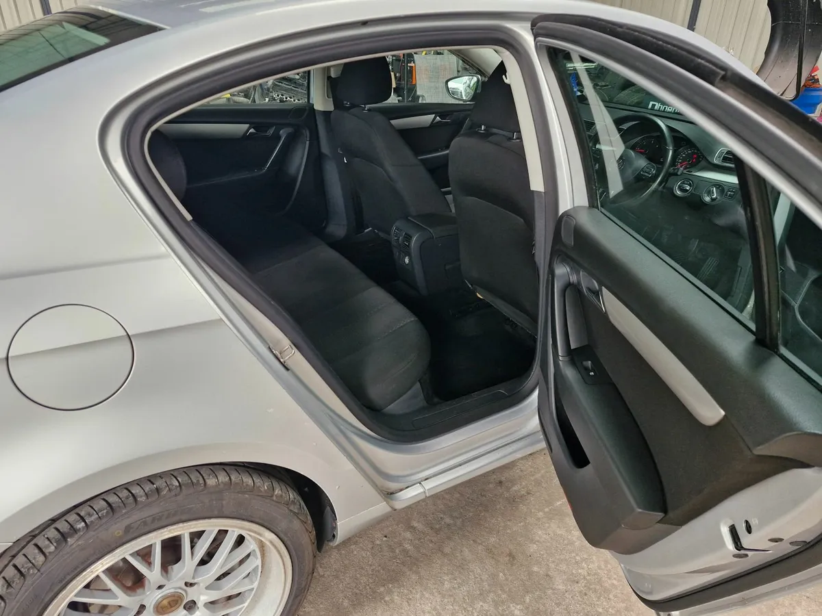 Volkswagen Passat 2011 - Image 2