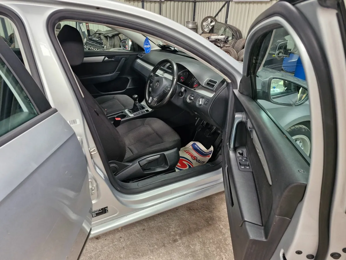 Volkswagen Passat 2011 - Image 3