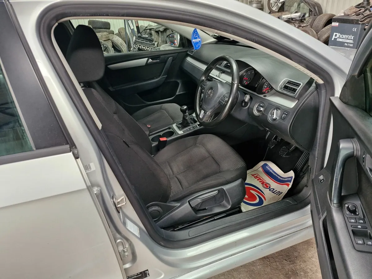 Volkswagen Passat 2011 - Image 4