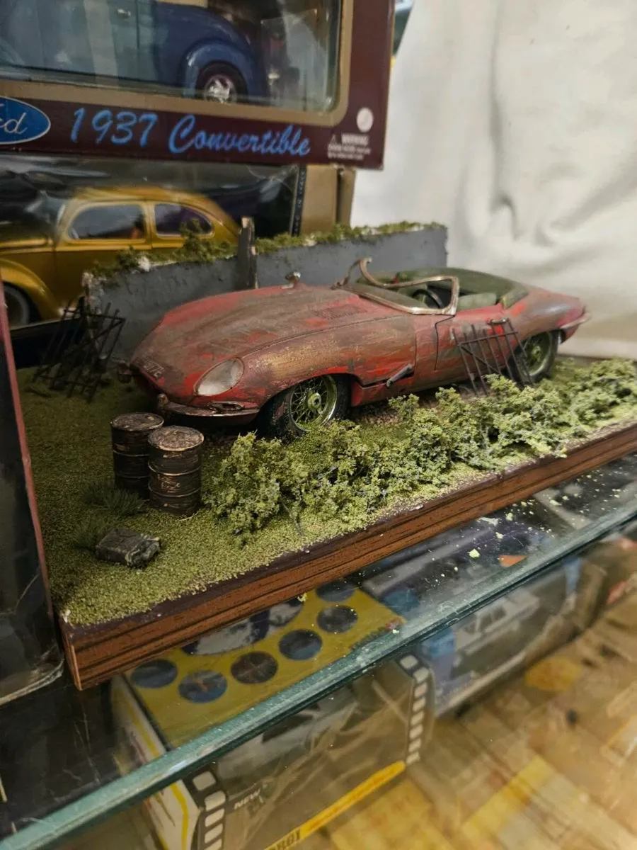 Corgi Burago Jaguar E Type 1.18 Barn Find - Image 2
