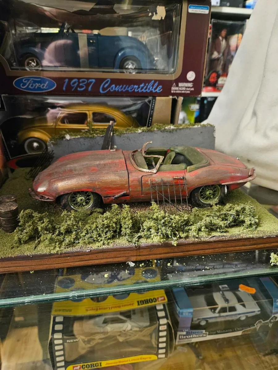Corgi Burago Jaguar E Type 1.18 Barn Find - Image 3