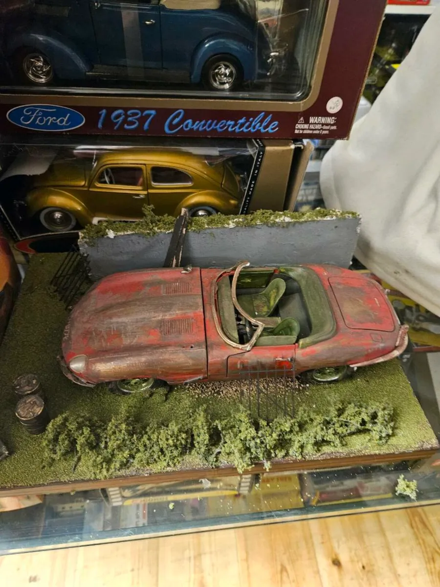 Corgi Burago Jaguar E Type 1.18 Barn Find - Image 4