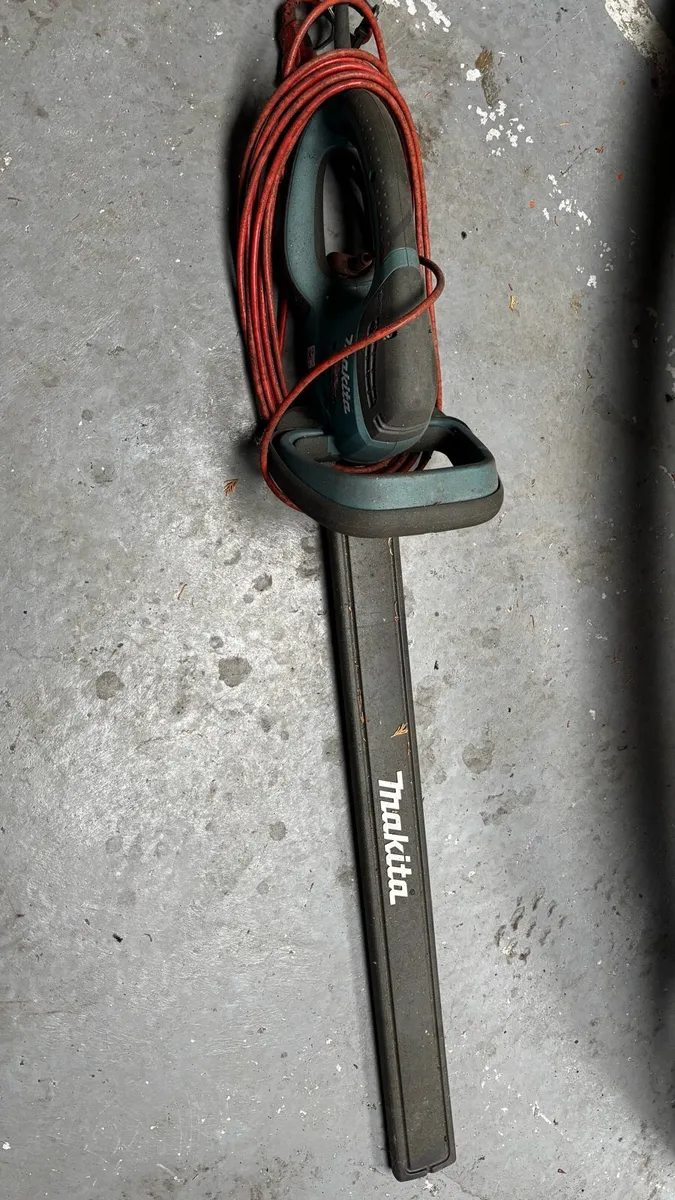 Makita 75cm long electric hedge cutter UH7580 - Image 1