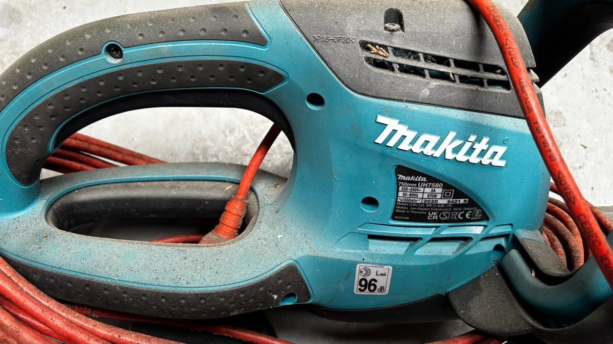 Makita 75cm long electric hedge cutter UH7580 - Image 3