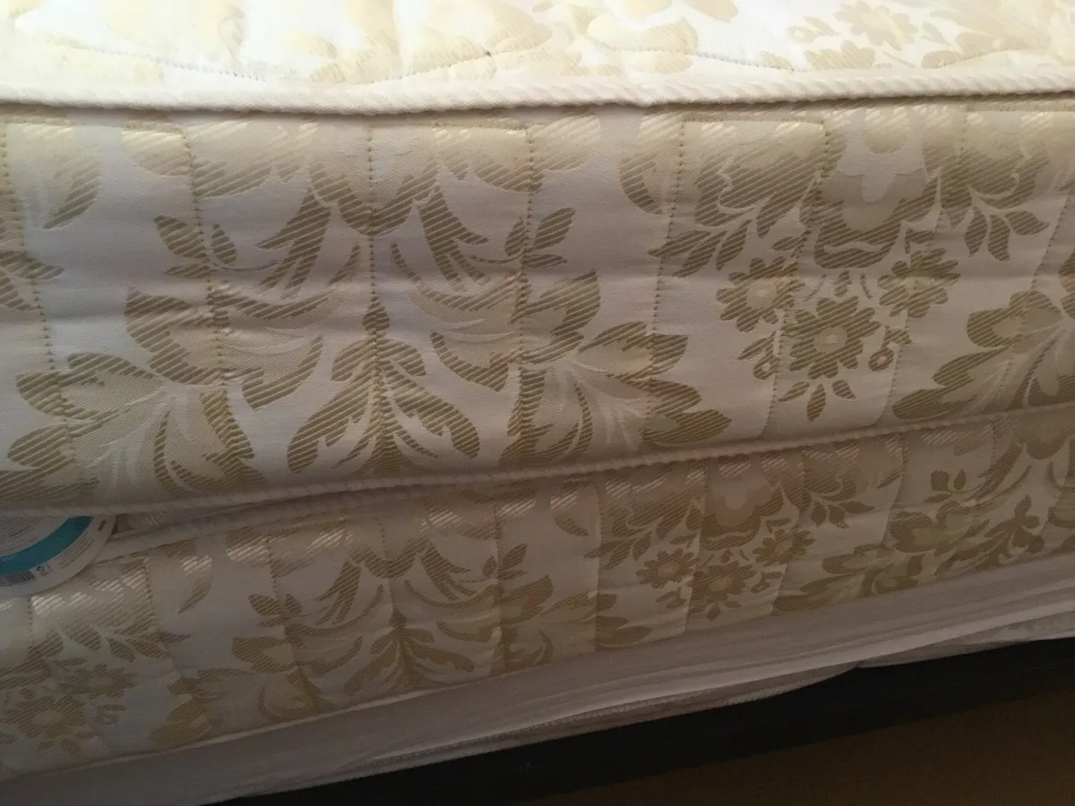 Mattress looks like  new. Double - Image 4