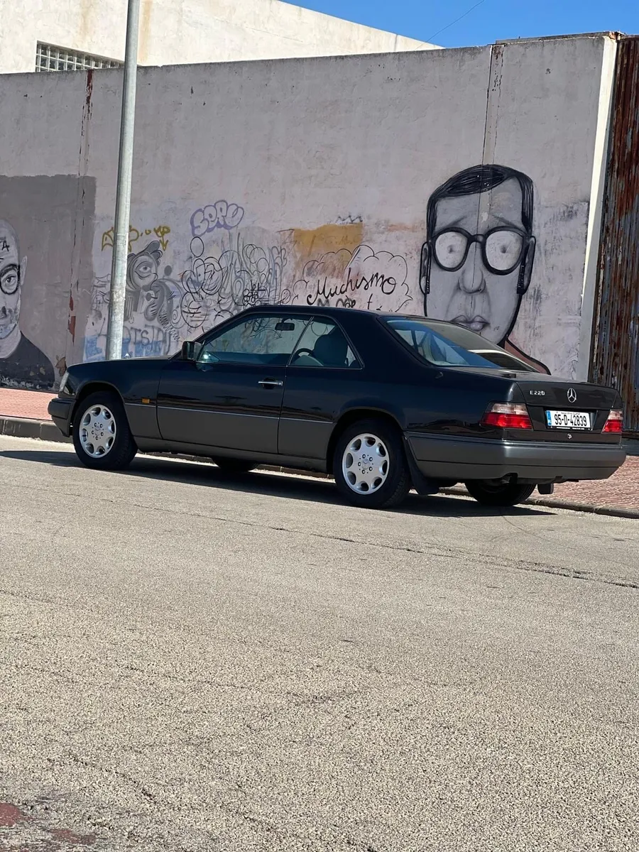 Mercedes 220CE - Image 3